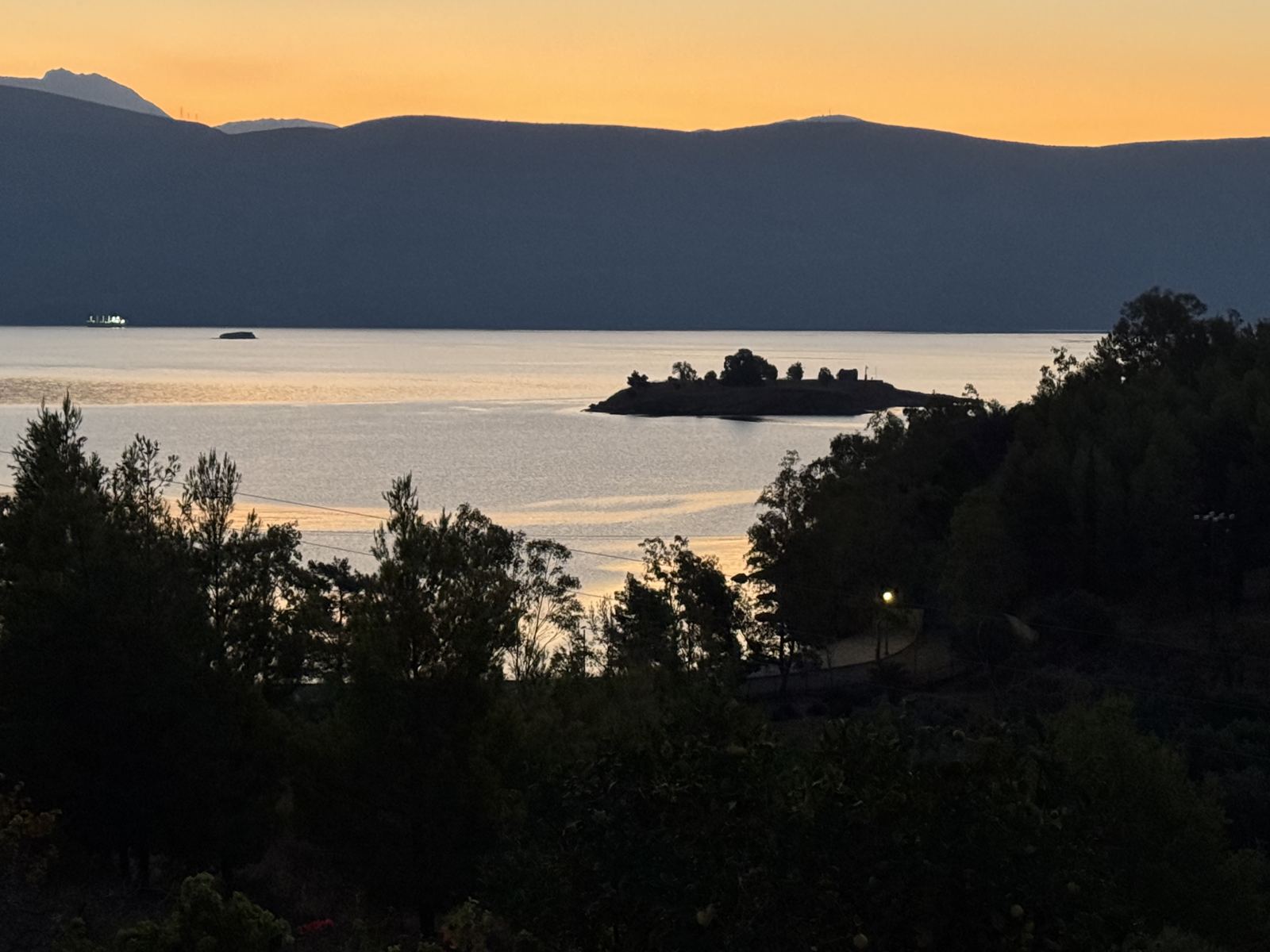 Ηλιοβασίλεμα πάνω από τον κόλπο