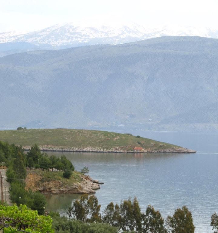 Χιονισμένα βουνά απέναντι από τον κόλπο του Γαλαξιδίου
